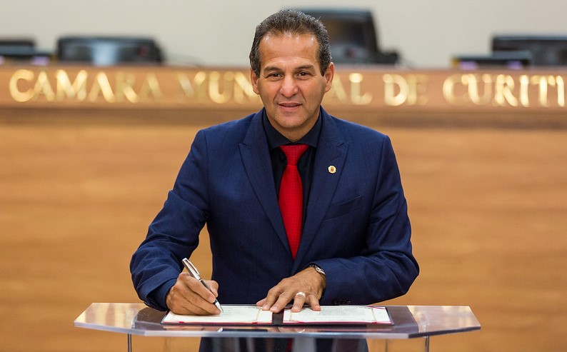 Vereador Ezequias Barros, autor do projeto contra banheiros públicos unissex. (Foto: Reprodução / Câmara Municipal de Curitiba)