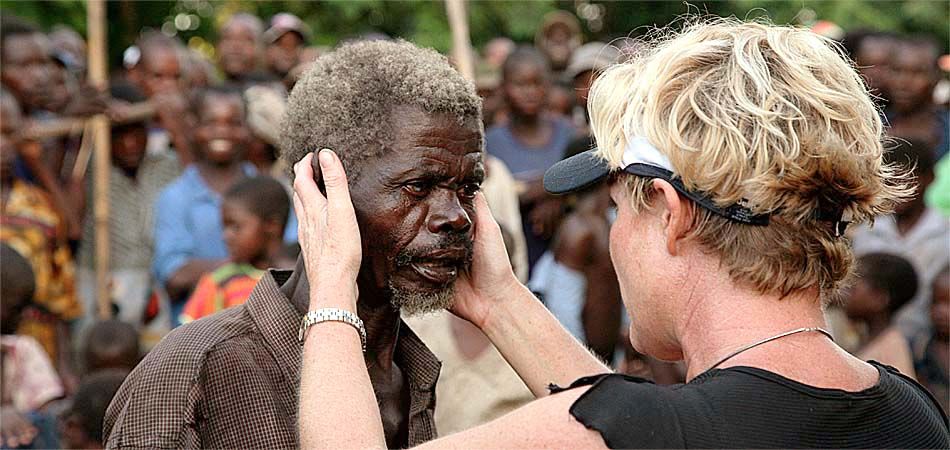 Heidi entrou na tenda e abraçou os enfermos e todos eles foram curados por Jesus. (Foto: Iris Global).