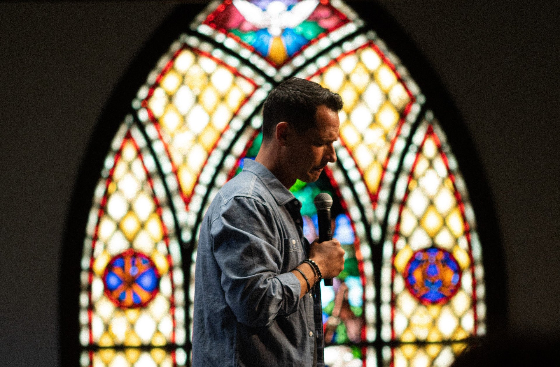 Pastor diante da Igreja. (Foto representativa: Mark Neal/Unsplash)