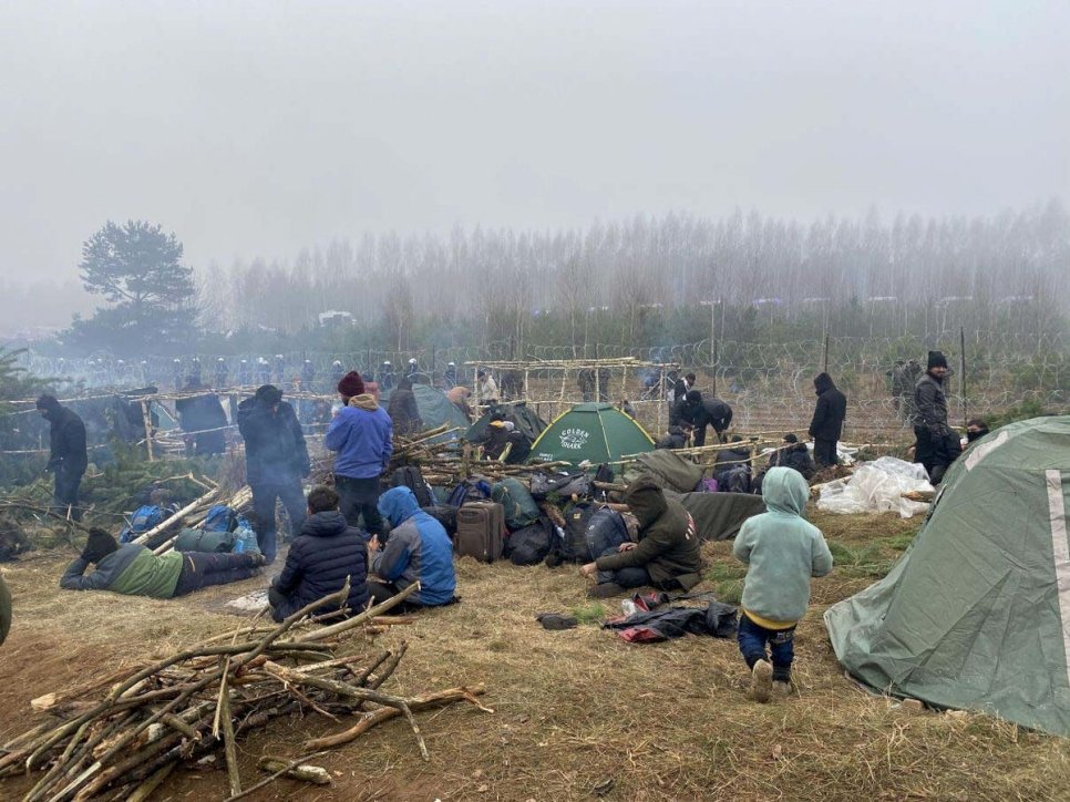 Refugiados e migrantes presos na fronteira com a Bielorússia. (Foto: ACNUR/Katsiaryna Golubeva)