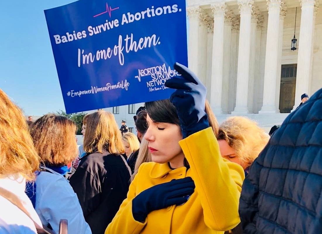 Melissa Ohden, de 44 anos, é uma sobrevivente de uma tentativa cruel de aborto. (Foto: Facebook/Melissa Ohden).
