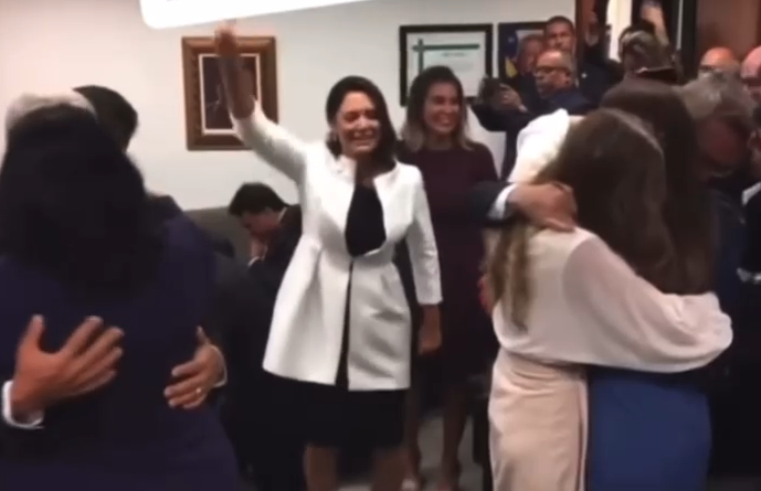 A primeira-dama exultou em Deus com oração em línguas. (Foto: Reprodução/Redes Sociais)