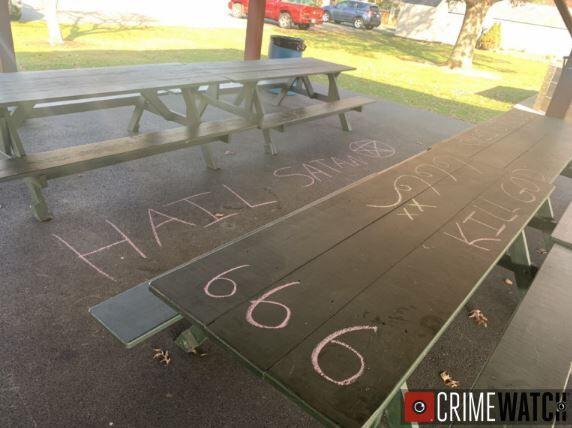 A pichação em giz continha a frase “Salve Satanás” e símbolos satânicos. (Foto: Departamento de Polícia de Lititz Borough).