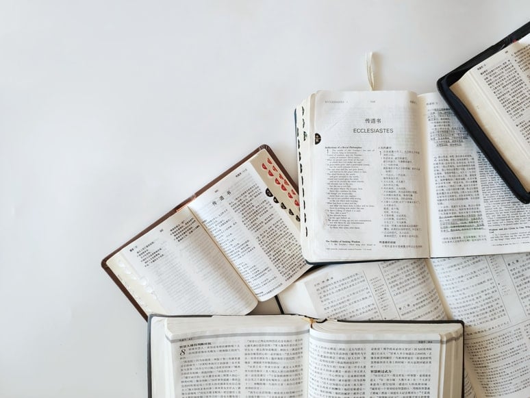 Bíblias abertas. (Foto: Chris Liu/Unsplash)