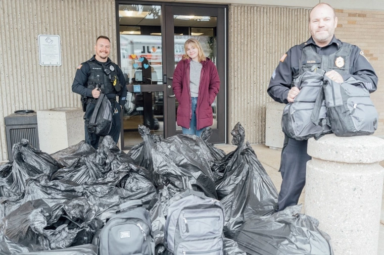 A LifePoint Church doou 200 mochilas com suprimentos para os sem-teto aos departamentos de polícia. (Foto: Matt Whitacre).