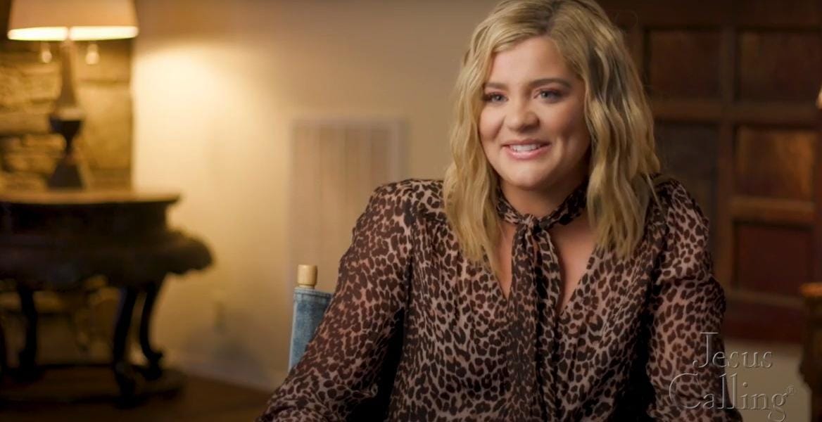 Lauren Alaina contando seu testemunho. (Foto: Captura de tela/YouTube/Jesus Calling Devotional & Podcast)
