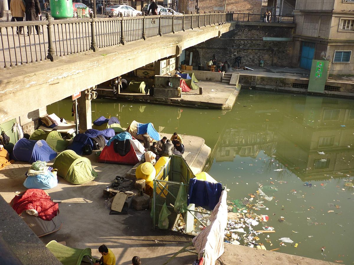 Sem ter onde viver, muitos refugiados afegãos que fugiram para França, estão vivendo no Canal Saint Martin, embaixo de uma ponte. (Foto: Wikimedia Commons)