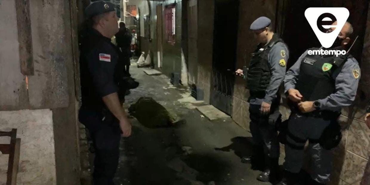 Corpo de Idalina aguardando ser retirado pelas autoridades. (Foto: Captura de tela/Facebook/Portal Em Tempo)
