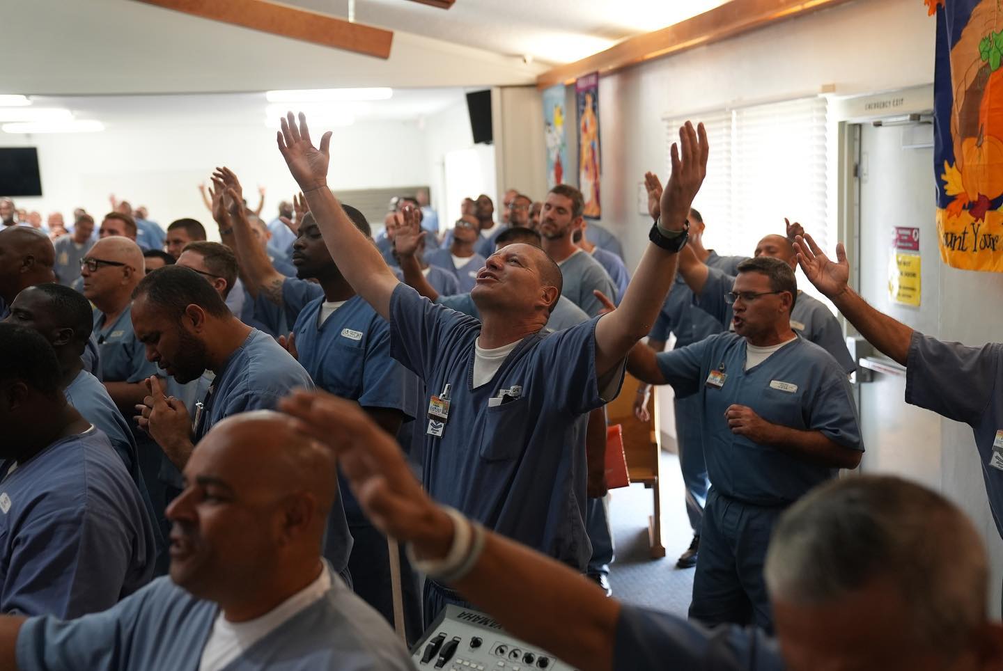 O vídeo foi gravado num culto na Prisão de Segurança Máxima da Flórida. (Foto: Facebook/God Behind Bars).