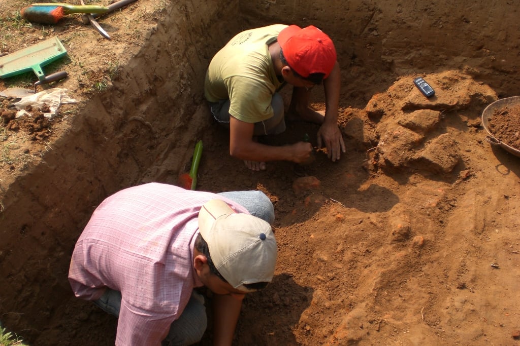 Imagem ilustrativa de arqueólogos em Boteshwar. (Foto: Wikimedia Commons/Shehab)