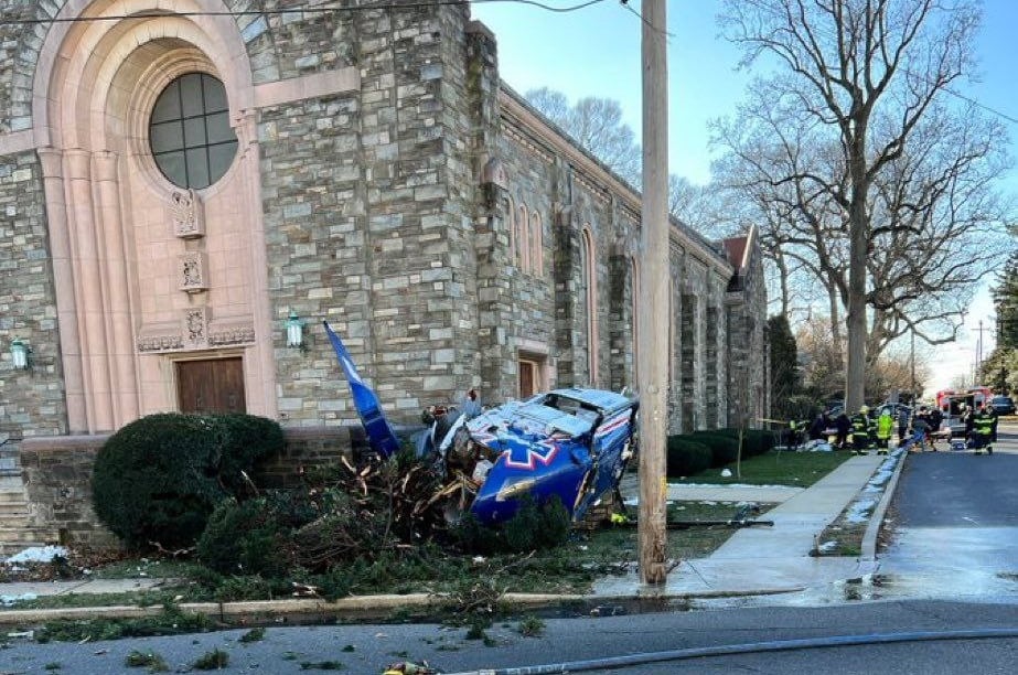 Helicóptero cai em frente a igreja nos EUA e passageiros sobrevivem: 