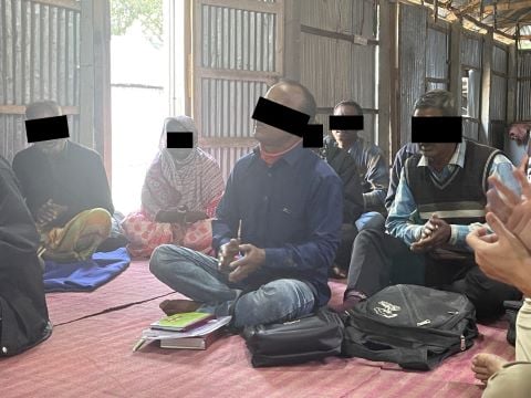 Cristãos adorando em igreja na área rural de Bangladesh. (Foto: VOM).
