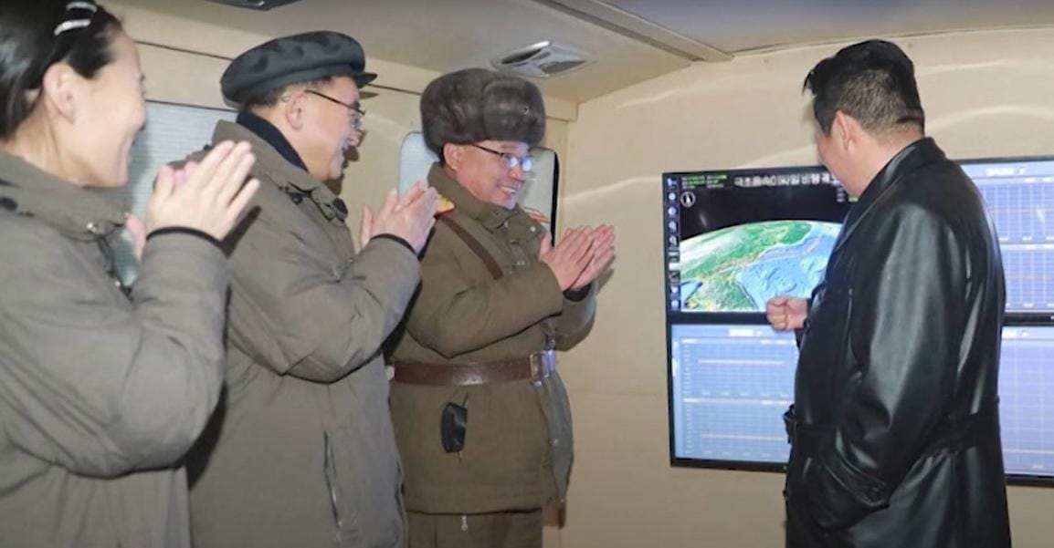 Kim Jong-un comemora o lançamento de mais um míssil. (Foto: Captura de tela/YouTube Euronews)
