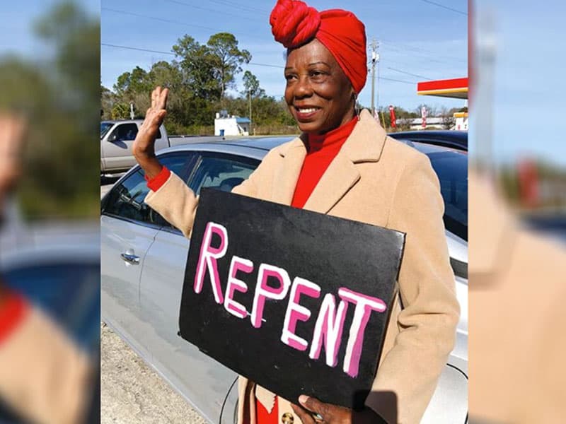 Após sobreviver a acidente e a câncer, mulher prega na beira da estrada: 