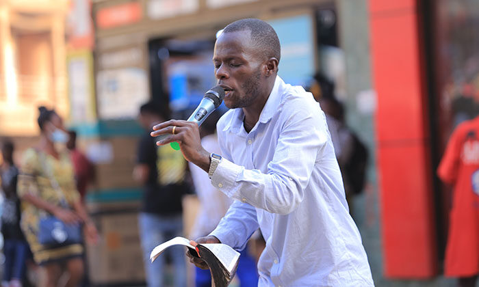 Após aceitar Jesus em cruzada, ex-muçulmano se torna evangelista de rua em Uganda