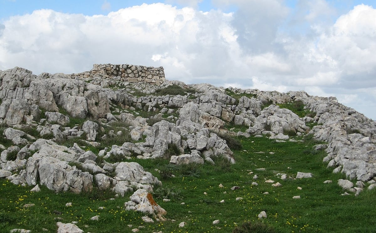 Objeto com texto hebraico é encontrado em escavações do altar de Josué, no Monte Ebal
