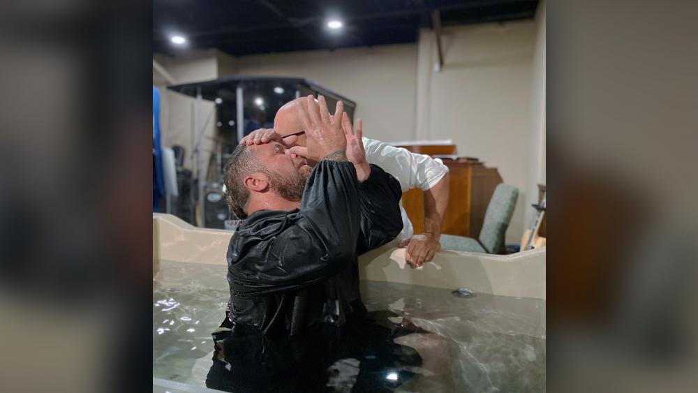 Satanista aceita Jesus e é batizado em sua primeira ida à igreja: ‘Senti o amor de Deus’