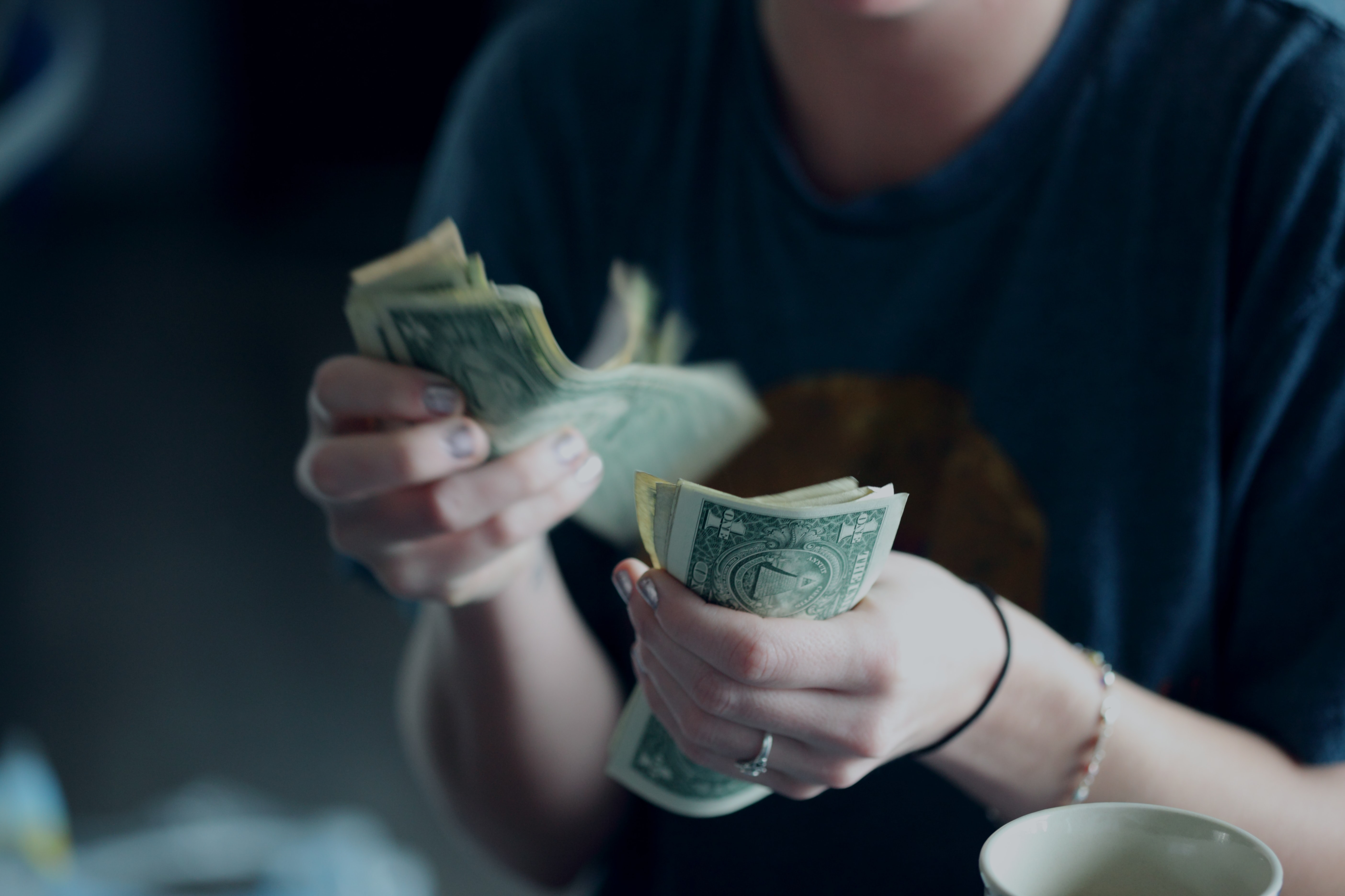 Cristãos com menos de 40 anos preferem doar para organizações internacionais. (Foto: Unsplash/Sharon McCutcheon).