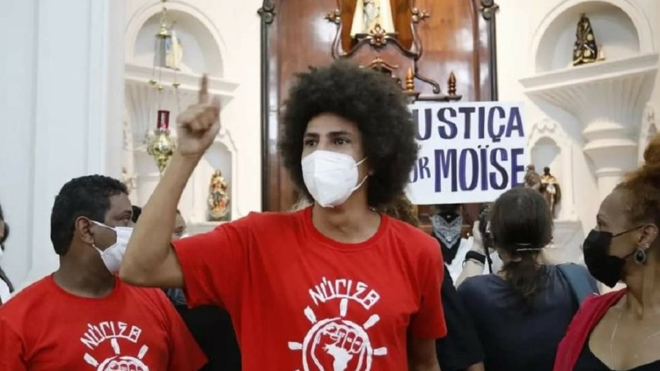 O vereador Renato Freitas (PT), na invasão à Igreja do Rosário, em Curitiba. (Foto: Instagram/Renato Freitas).