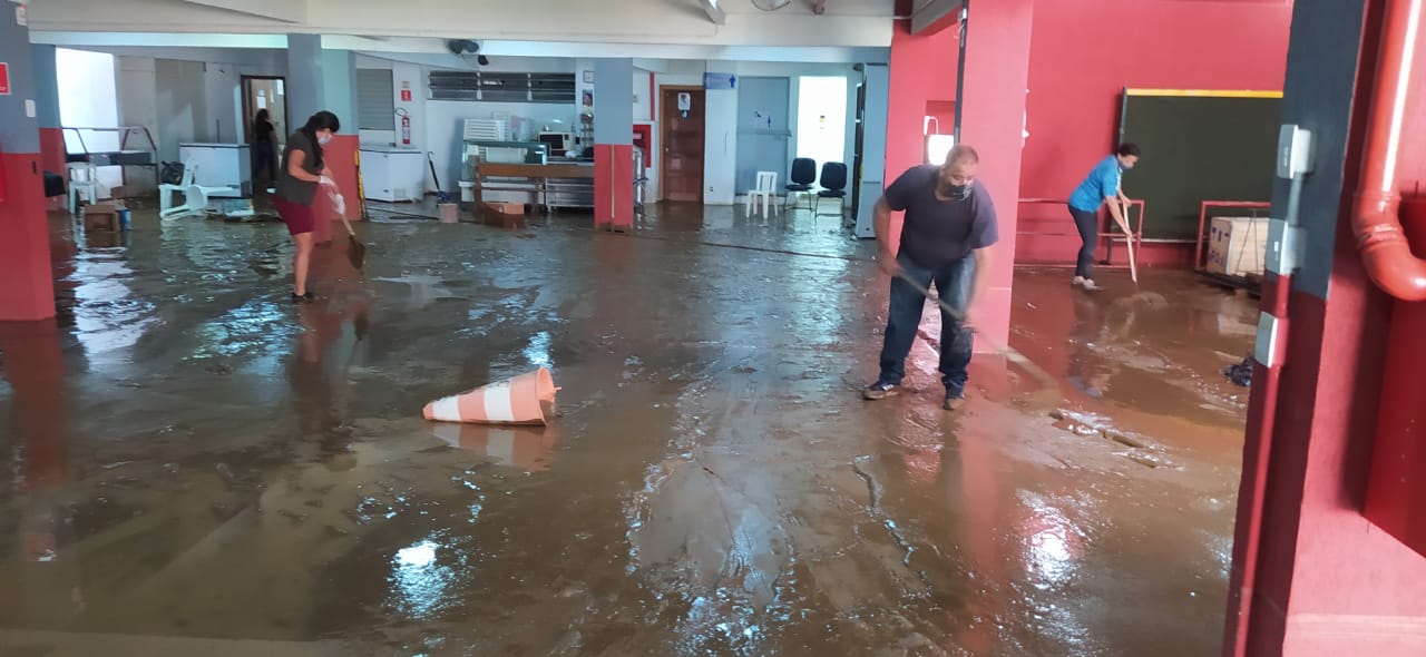 Fiéis limpam Igreja Batista de Corrêas, fortemente atingida pelo temporal em Petrópolis. (Foto: Pr. Carlos Carnavalli)