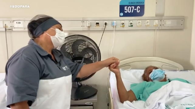 Funcionária canta para pacientes no Hospital das Clínicas em Belém. (Foto: Reprodução/Rede Liberal/G1)