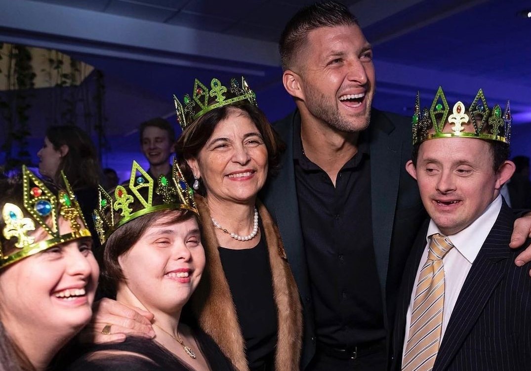  Tim Tebow criou a festa “Night to Shine” para homenagear crianças com deficiência. (Foto: Tim Tebow Foundation).