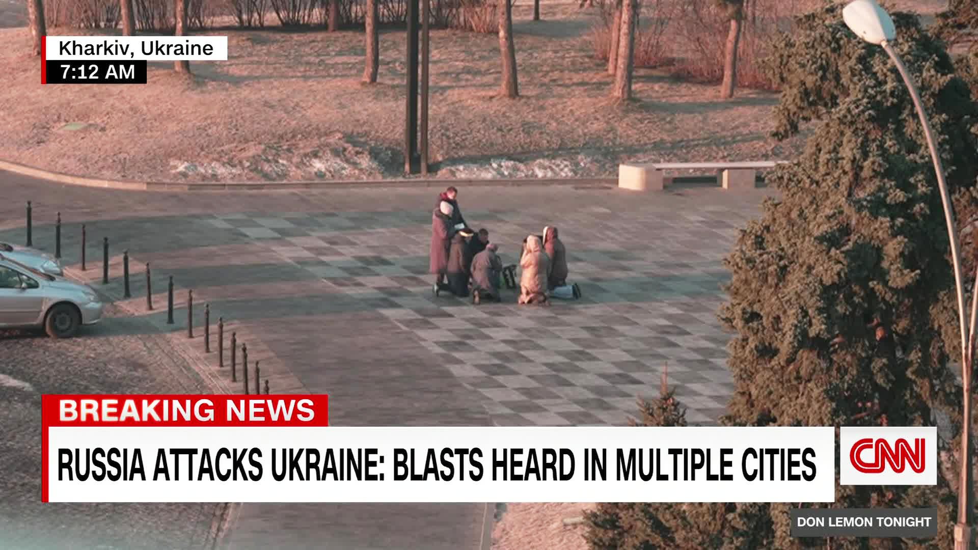 Pessoas se ajoelham para orar em Kharkiv, na Ucrânia. (Foto: CNN/Reprodução)