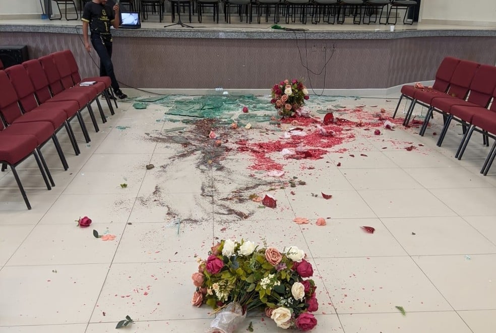 A Assembleia de Deus Templo Central, em Tauá, foi depredada por um militante petista. (Foto: Arquivo pessoal).