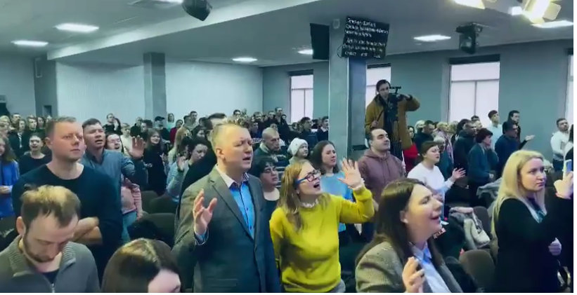 Culto em igreja evangélica ucraniana realizado no domingo, 27 de fevereiro de 2022. (Print da tela Facebook CBN News)