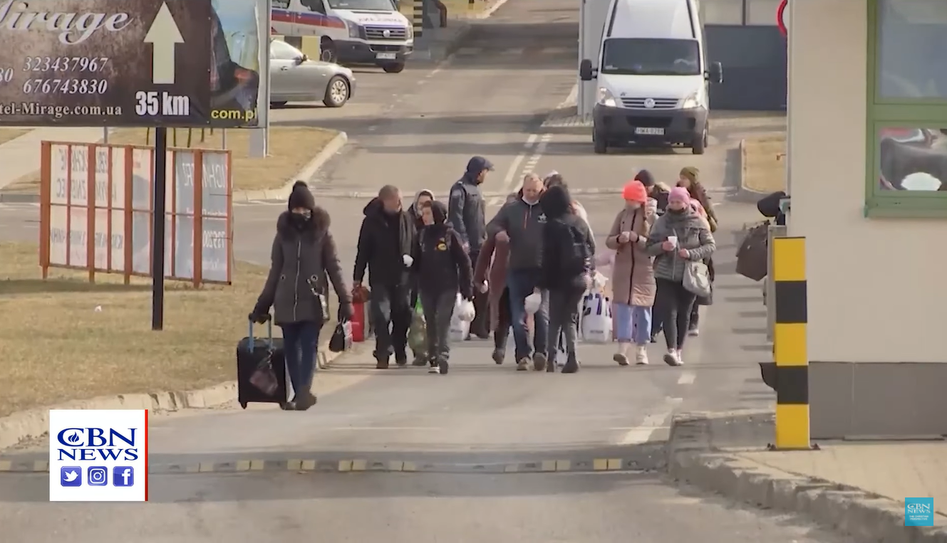 Em Lviv, milhares de ucranianos chegam de trem e recebem ajuda da comunidade cristã. (Foto: Reprodução/CBN News).