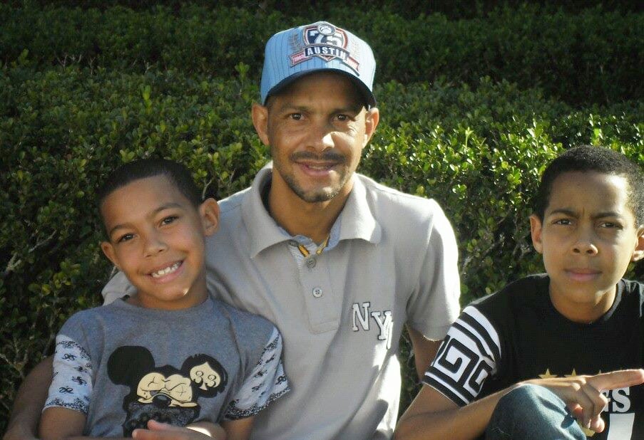 Alex Sandro Condé e seus dois filhos, em foto tirada em 2016. (Foto: Facebook)