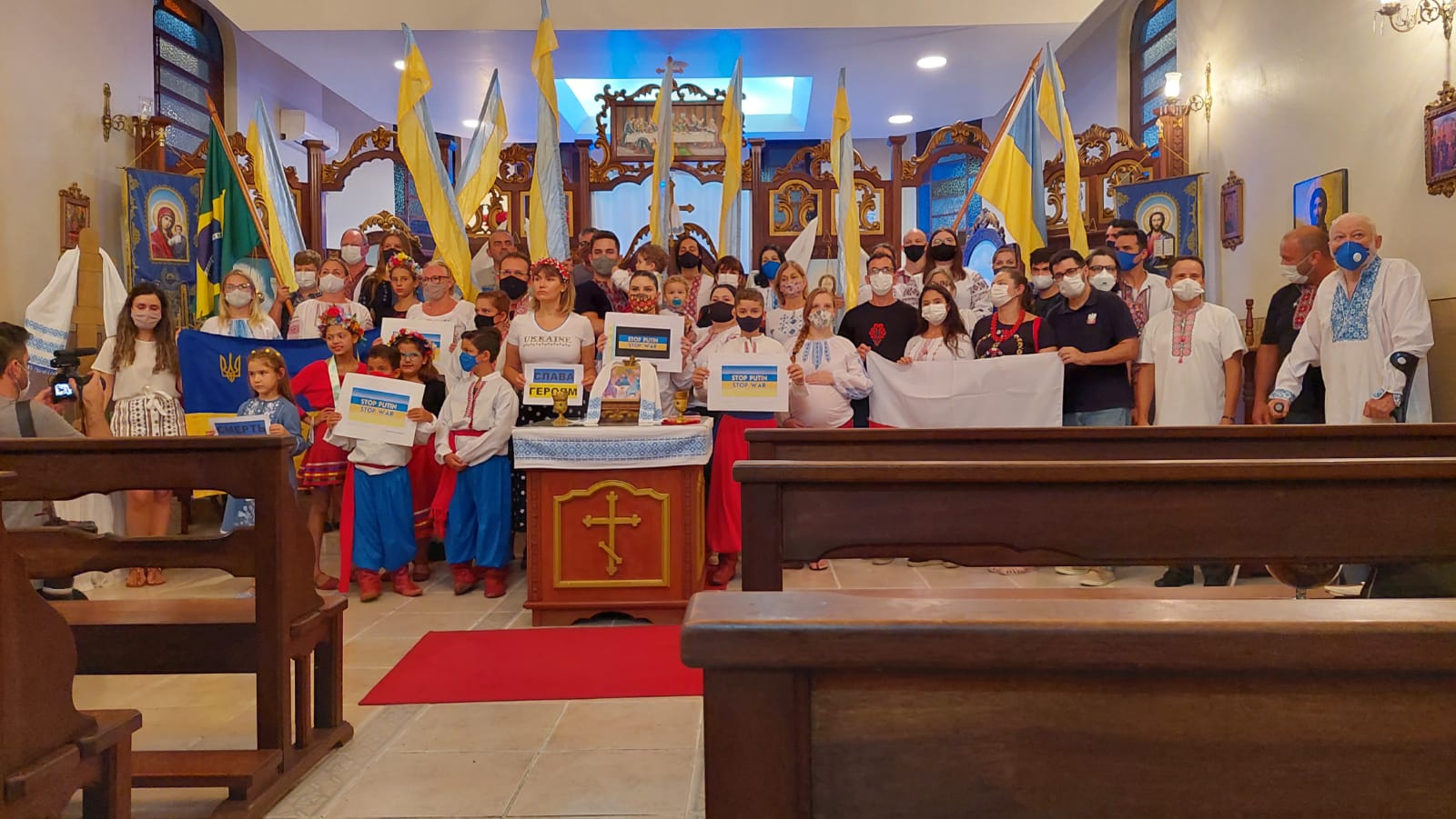 Os membros da Paróquia Ortodoxa Ucraniana em Canoas (RS) oraram pelo fim da guerra. (Foto: Esdras De Lima).