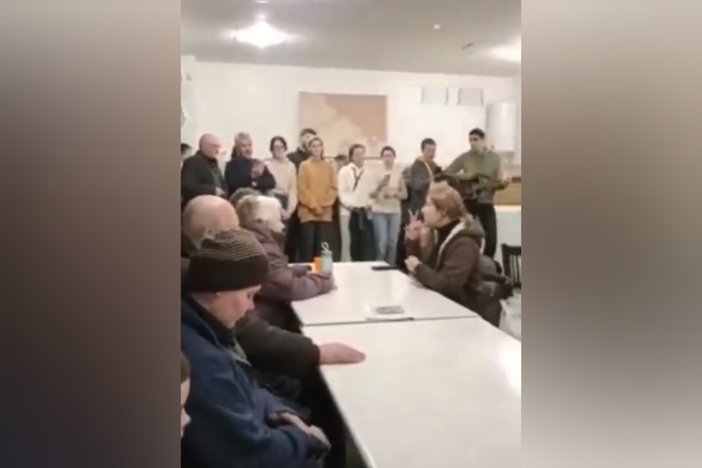 Cerca de 75 pessoas se reuniram na Igreja Batista Central para cultuar a Deus. (Foto: Reprodução/Twitter/Eric Costanzo).