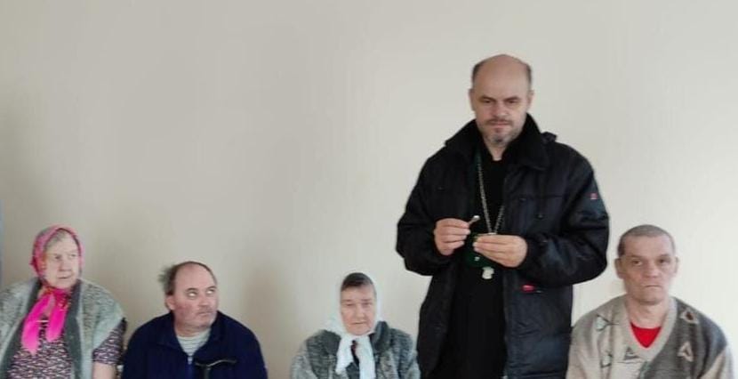 Ioann Burdin, em pé. (Foto: Reprodução/Facebook Igreja Ortodoxa em Karabanovo)
