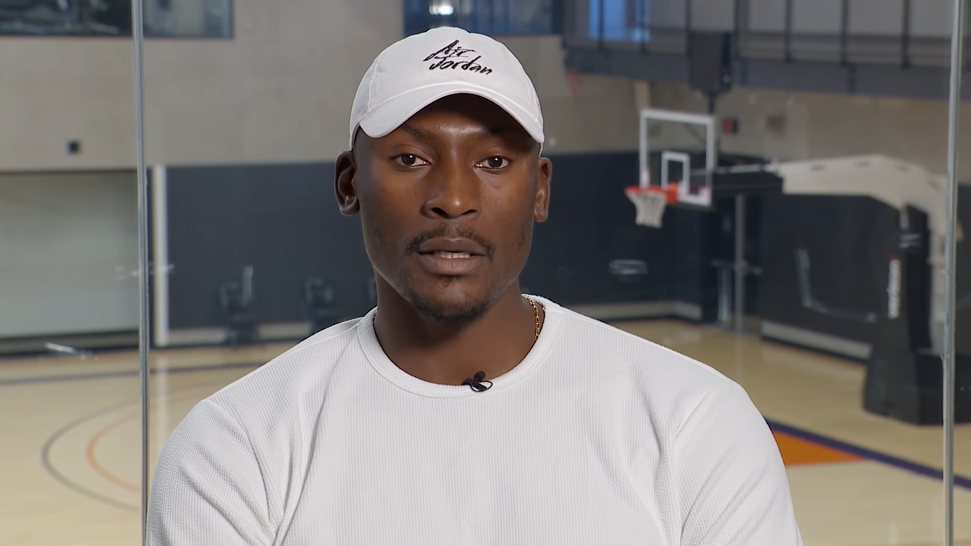 Bismack Biyombo irá doar todo salário de 1,3 milhão de dólares para o projeto social. (Foto: YouTube/Bismack Biyombo Foundation).