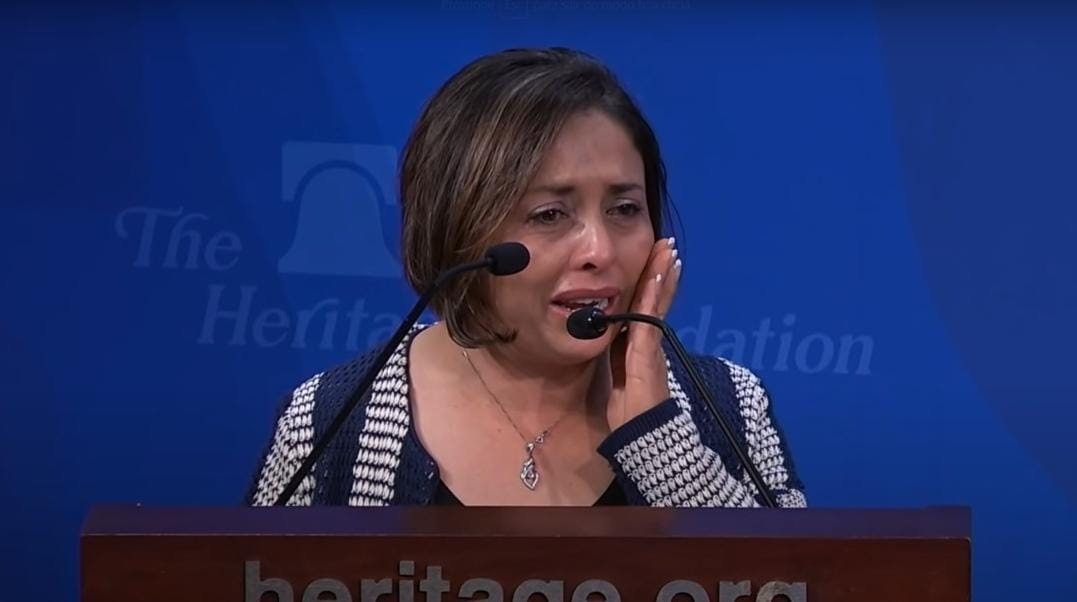 Abigail Martinez, mãe da garota que cometeu suicídio. (Foto: Captura de tela/YouTube The Heritage Foundation)