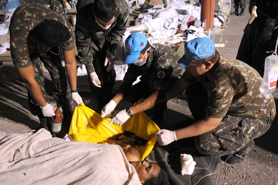 Cenas de ajuda humanitária após o terremoto de 2010, no Haiti. (Foto: Wikimedia Commons)
