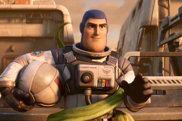 A cena entre duas personagens femininas havia sido cortada inicialmente.  (Foto: YouTube/Walt Disney Studios BR).