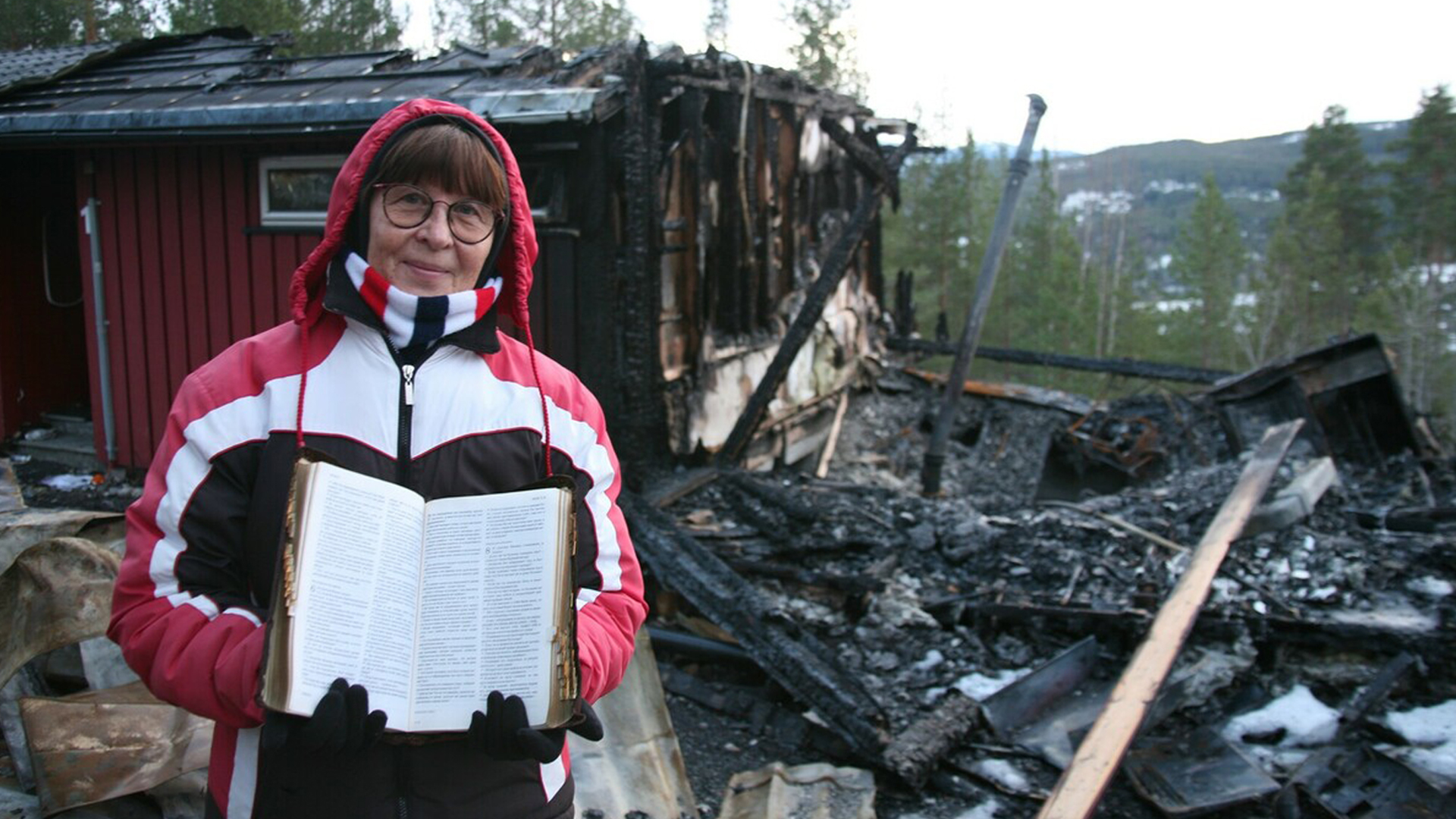 A Bíblia de Valentina Melentjeva ficou quase ilesa pelo incêndio em Kongsberg, Noruega. (Foto: Tor Tjeransen/Adventist Media Exchange)