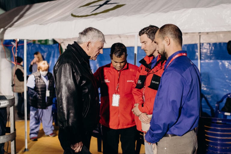Franklin Graham [à esq.], ora com capelães e funcionários da Samaritan's Purse durante uma recente visita a Lviv, Ucrânia. (Foto cortesia da Samaritan's Purse)