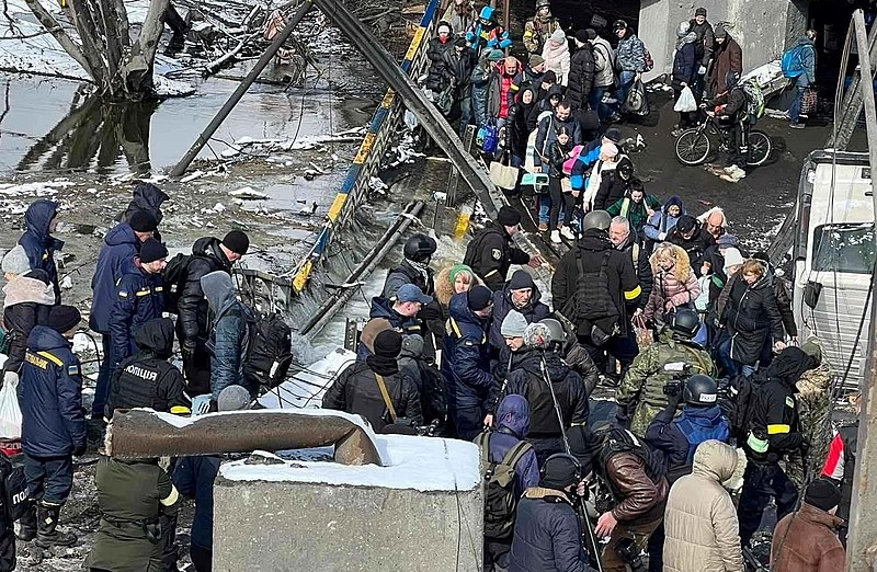 Civis sendo transferidos de Irpin para Kiev em meio a ataques russos. (Foto: Mvs.gov.ua, CC BY 4.0)