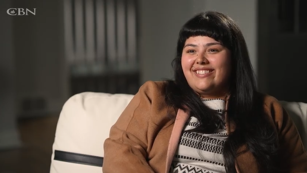 Após a morte do pai, Sarah Gonzalez se rebelou contra Deus até ser coberta por sua graça. (Foto: Reprodução/CBN News).