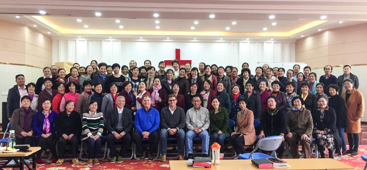 Reverendo Lee Hayward ensinando “Liderança Bíblica” para líderes de igreja na China. (Foto: Reprodução / China Partner)