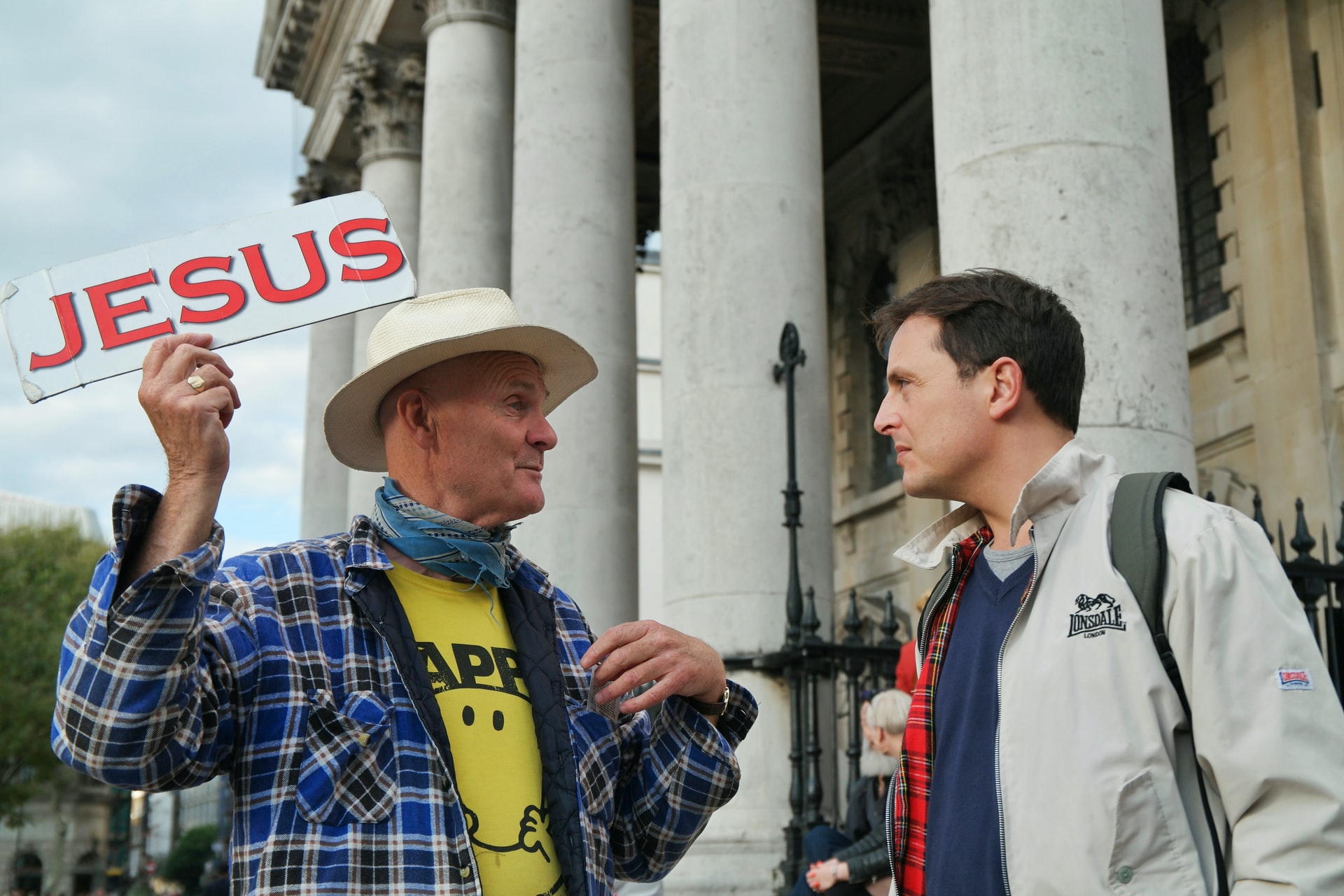 Evangelismo de rua. (Foto: Malcolm Lightbody / Unsplash)