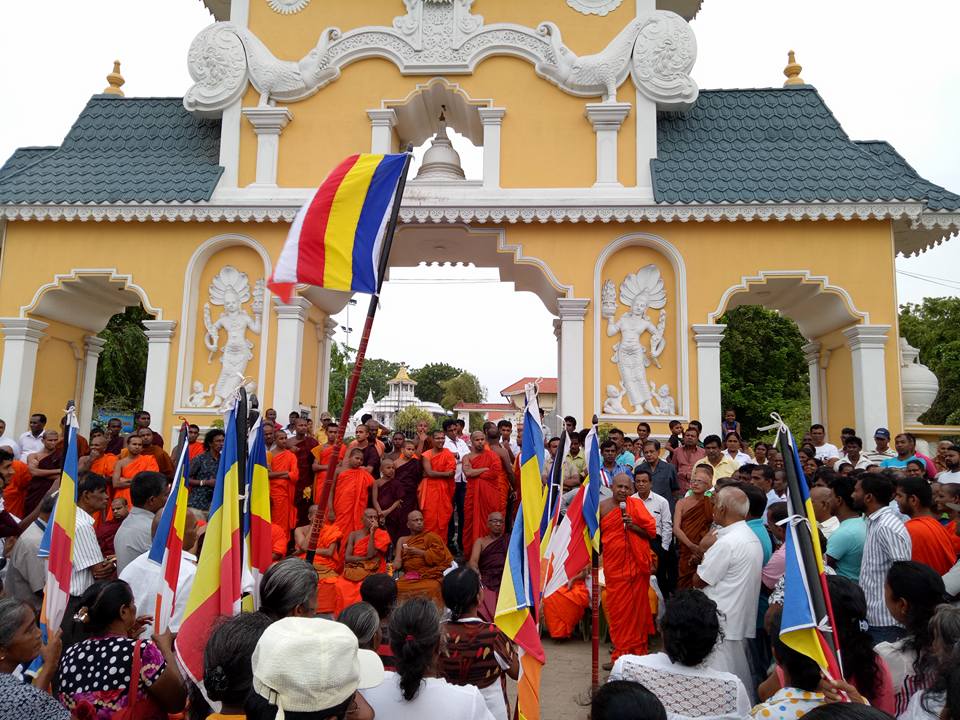 Extremistas budistas incitam multidão para atacar igrejas no Sri Lanka. (Foto: Portas Abertas)