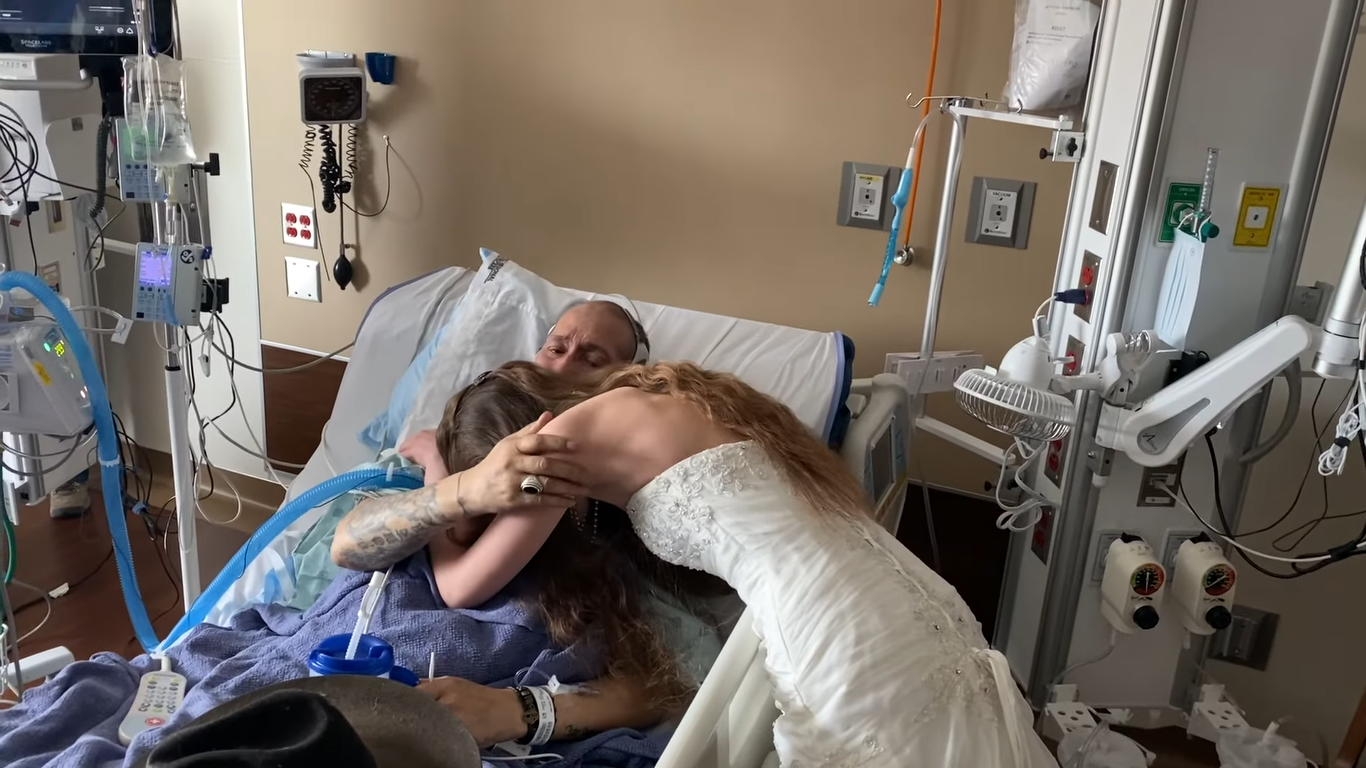 A noiva Hailey casou no hospital para que o pai pudesse participar da cerimônia. (Foto: YouTube/Logan Health).