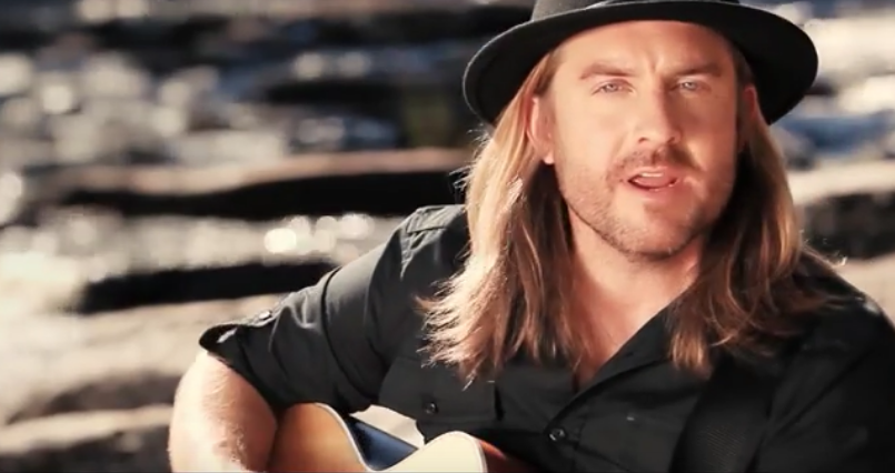 Jason Fowler canta "Family" seu single álbum. (Foto: Captura de tela YouTube Jason Fowler)