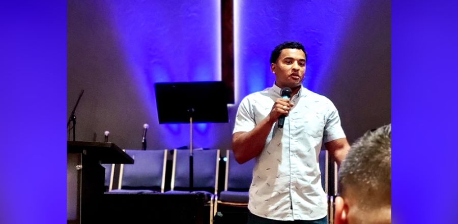 Nicolas Davis ministrando a palavra de Deus na igreja. (Foto: Reprodução / AG News)