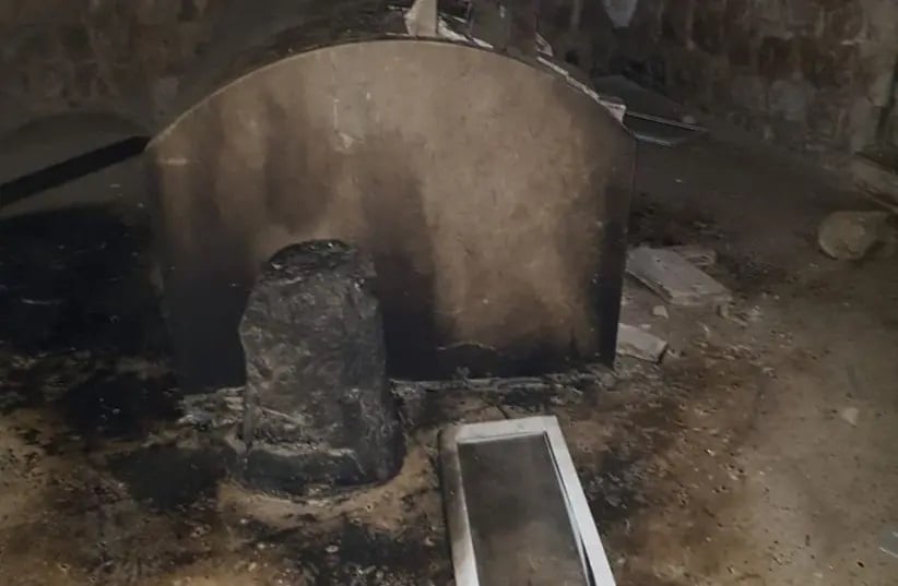 Manifestantes palestinos vandalizaram o túmulo de José em Nablus, na Cisjordânia, em 10 de abril de 2022. (Foto: Conselho Regional de Samaria)
