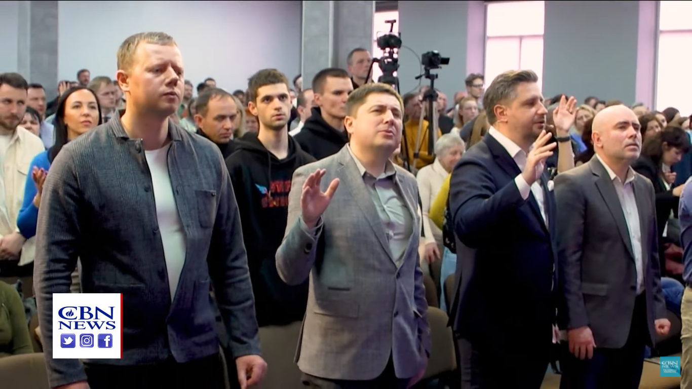 No domingo (17), os ucranianos lotaram as igrejas em Lviv para orar por seu país. (Foto: Reprodução/CBN News).
